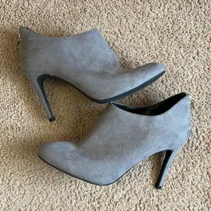 Kelly & Katie Laylla gray suede booties B9